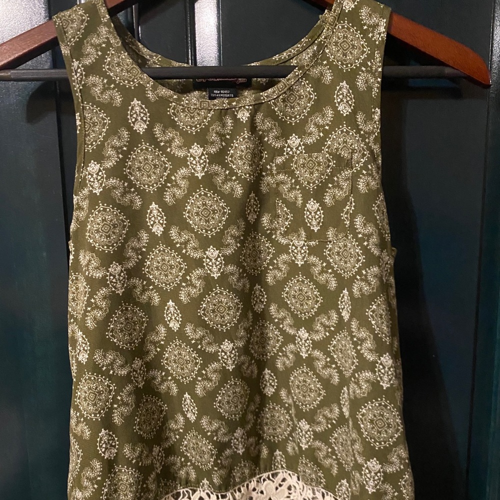 GREEN & WHITE TANK TOP w/ LACE DETAIL